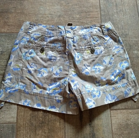 Ann Taylor LOFT tan floral shorts SIZE 6 - Picture 3 of 4